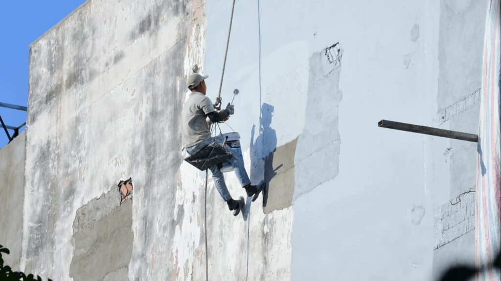 Operario realizando trabajos verticales en fachada