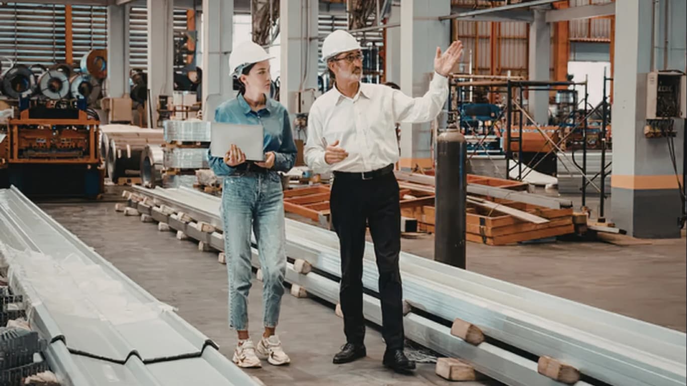 Técnicos revisando instalación industrial para pintura